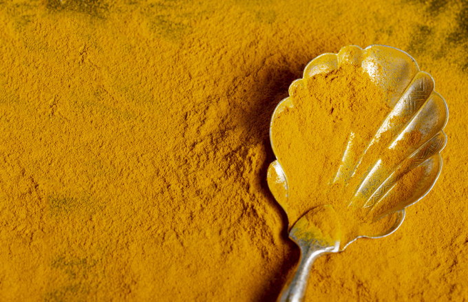 Чарівна приправа: чому лікарі радять приймати куркуму