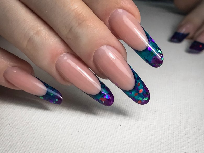 Вітражне моделювання нігтів