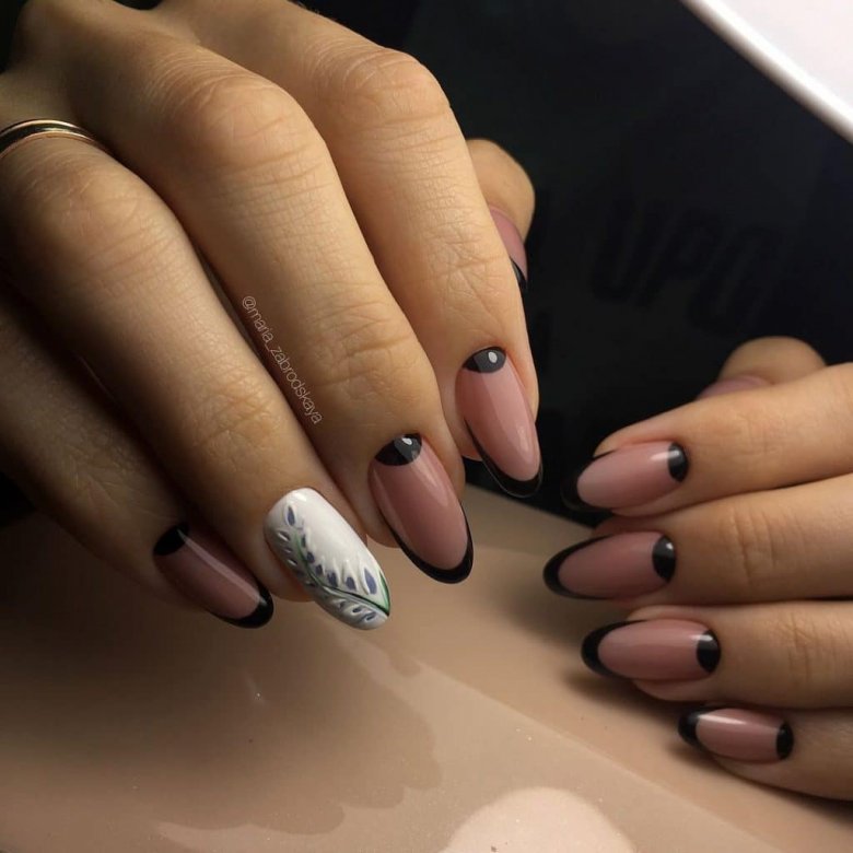 Манікюр на довгі нігті чорний френч