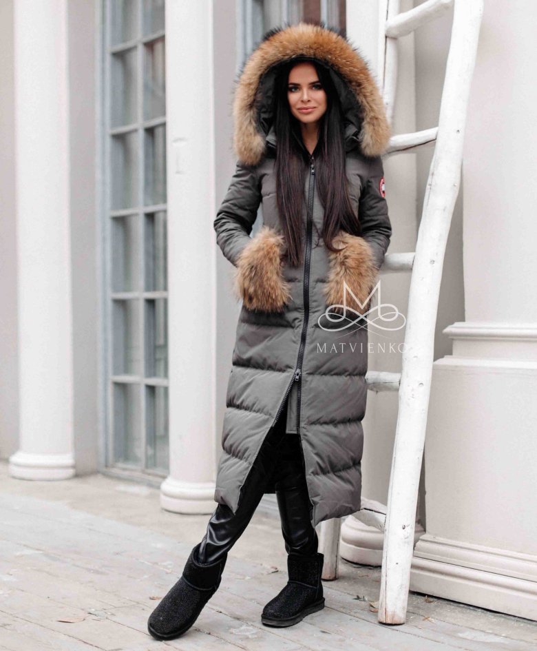 Довгий пуховик з хутром.