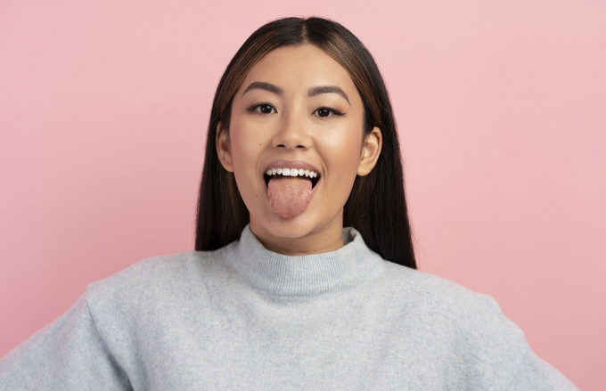 Тріщини мовою: чим вони небезпечні і до якого лікаря потрібно йти