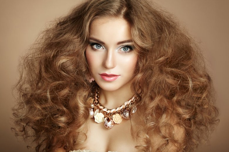 Дівчина з пишним волоссям