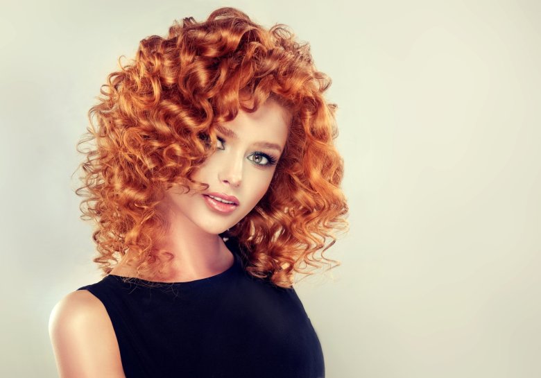 Поліна Білявіна руда кучерява