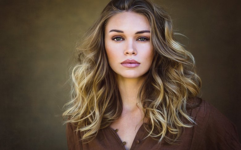 Дівчина анфас Локони