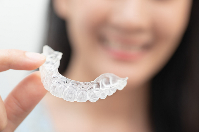 Без брекетів: як виправити прикус непомітно для оточуючих