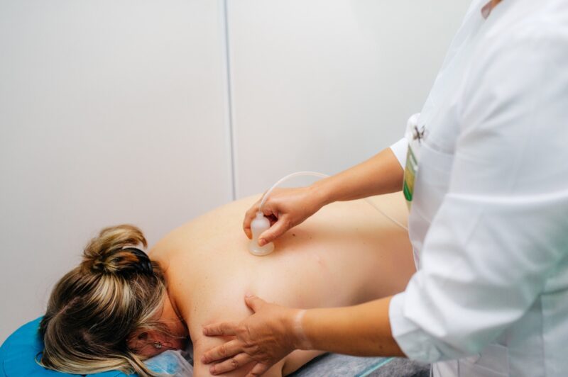 Лікувальний вакуумний масаж