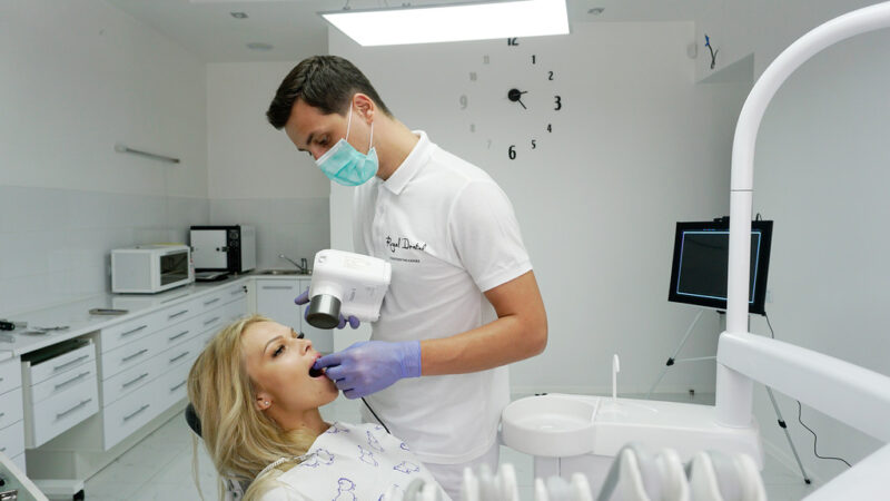 Імплантація зубів у Львові