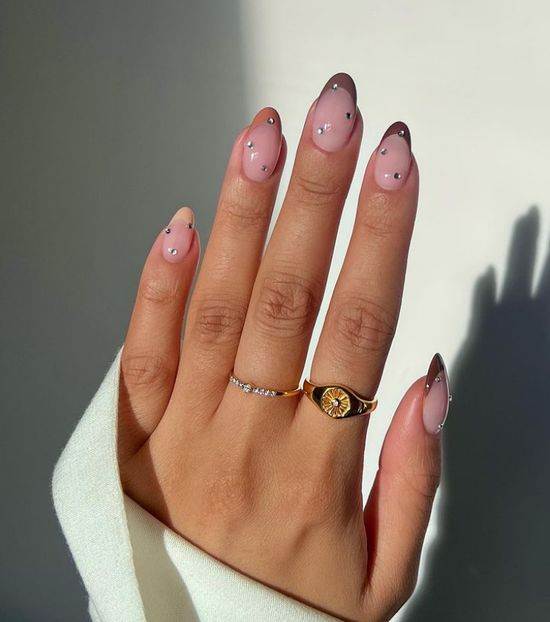Модна форма нігтів 2024: популярний дизайн, фото