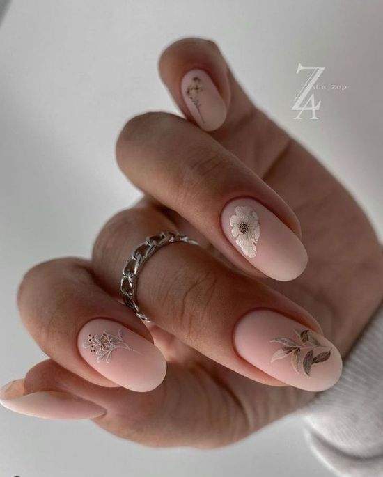 Весняний манікюр із квітами: актуальний дизайн