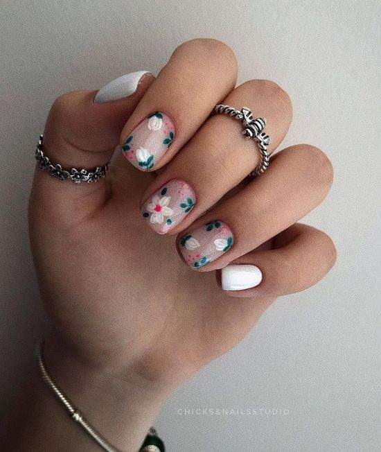 Весняний манікюр із квітами: актуальний дизайн