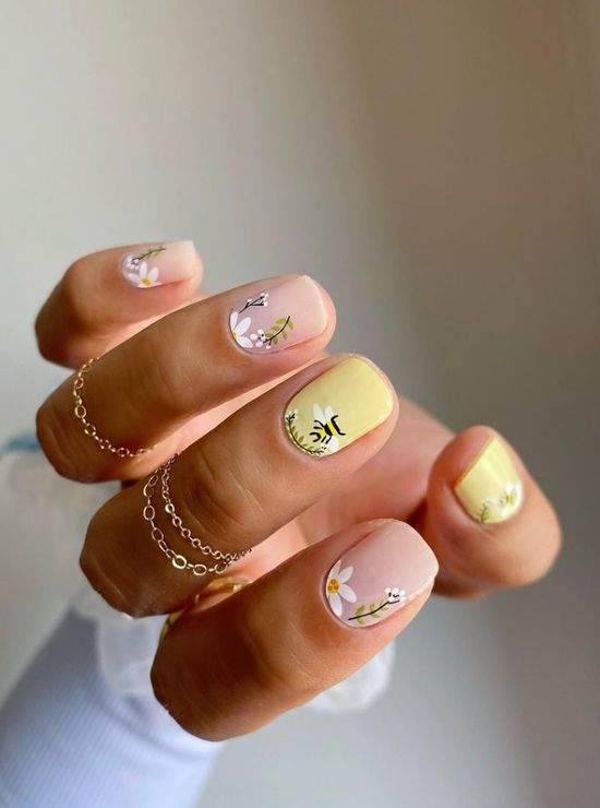 Весняний манікюр із квітами: актуальний дизайн