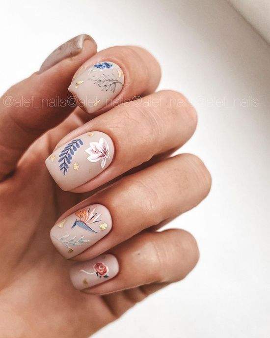 Весняний манікюр із квітами: актуальний дизайн
