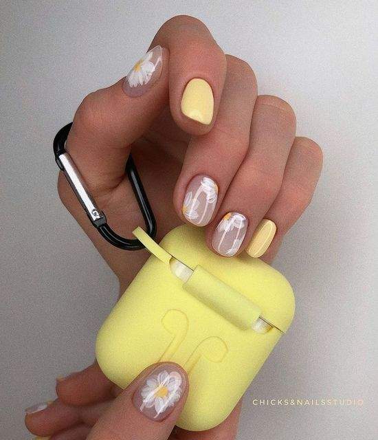 Весняний манікюр із квітами: актуальний дизайн