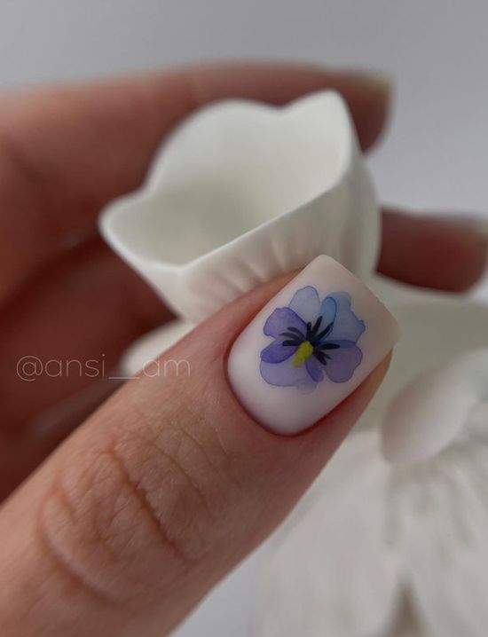 Весняний манікюр із квітами: актуальний дизайн