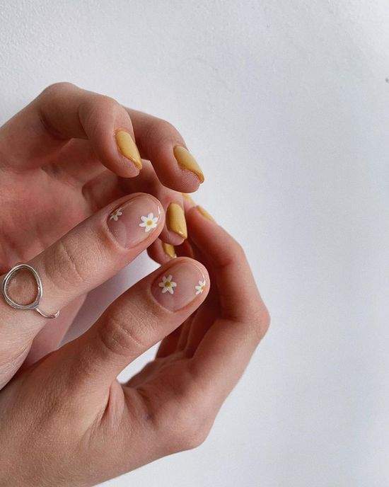 Весняний манікюр із квітами: актуальний дизайн