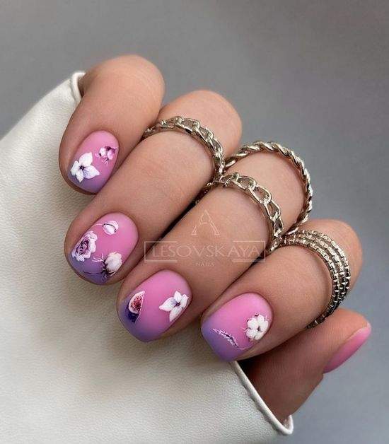 Весняний манікюр із квітами: актуальний дизайн