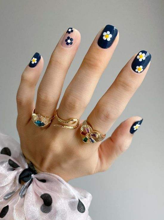 Весняний манікюр із квітами: актуальний дизайн