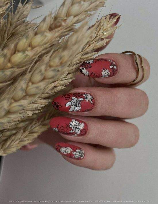 Весняний манікюр із квітами: актуальний дизайн