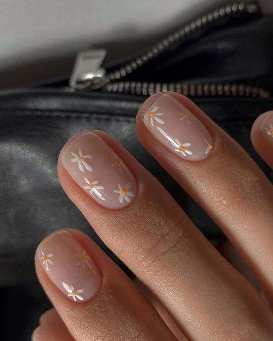 Весняний манікюр із квітами: актуальний дизайн