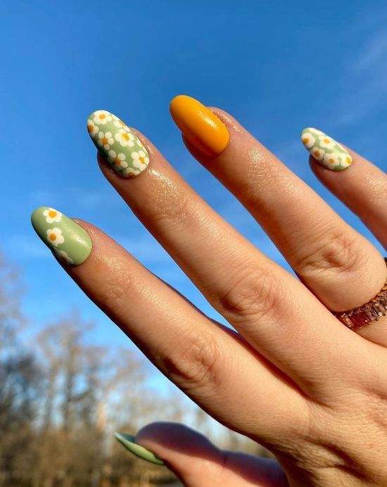 Весняний манікюр із квітами: актуальний дизайн