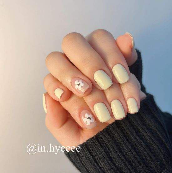 Весняний манікюр із квітами: актуальний дизайн