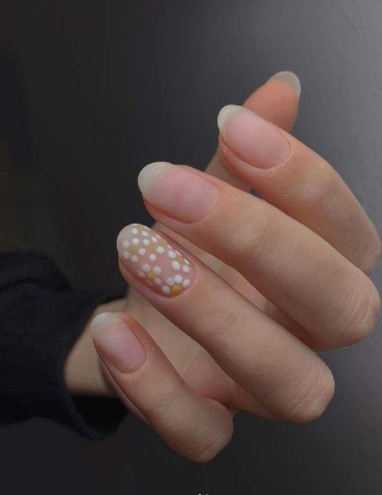 Весняний манікюр із квітами: актуальний дизайн