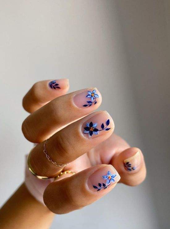 Весняний манікюр із квітами: актуальний дизайн