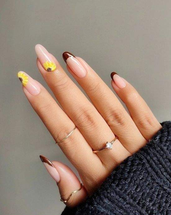 Весняний манікюр із квітами: актуальний дизайн