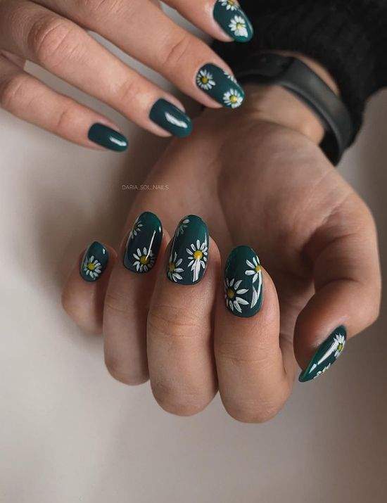 Весняний манікюр із квітами: актуальний дизайн