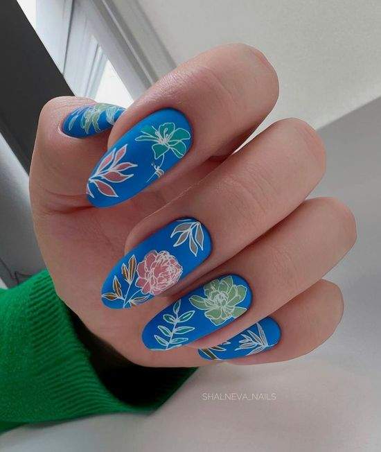 Весняний манікюр із квітами: актуальний дизайн