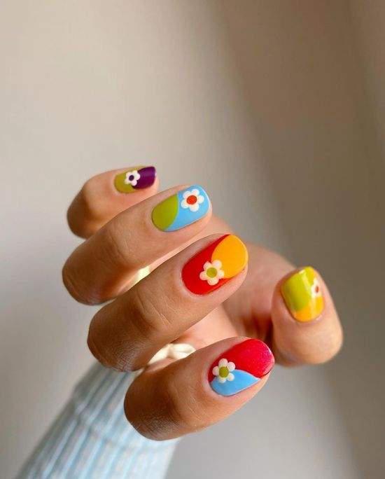Весняний манікюр із квітами: актуальний дизайн