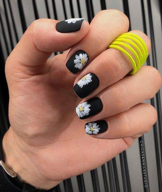 Весняний манікюр із квітами: актуальний дизайн