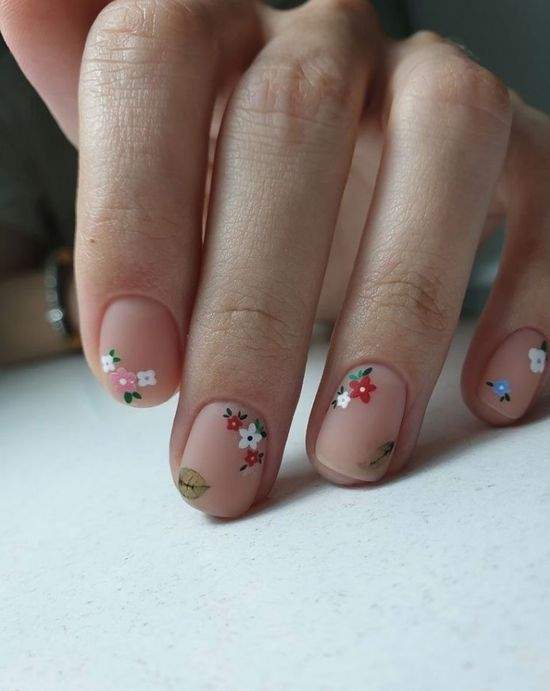 Весняний манікюр із квітами: актуальний дизайн