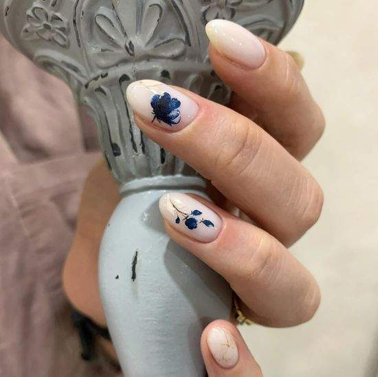 Весняний манікюр із квітами: актуальний дизайн