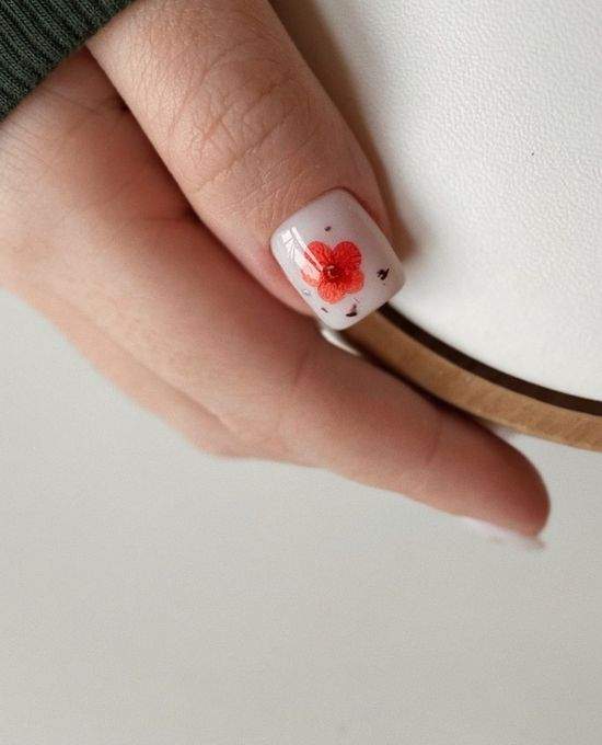 Весняний манікюр із квітами: актуальний дизайн