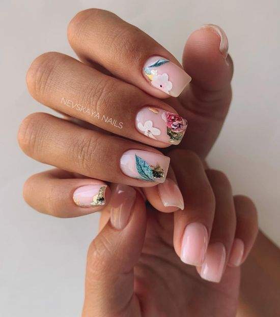Весняний манікюр із квітами: актуальний дизайн