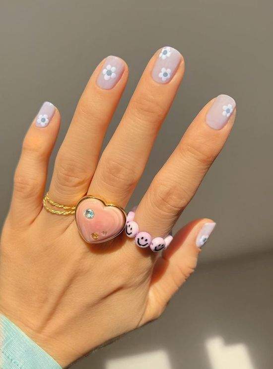 Весняний манікюр із квітами: актуальний дизайн