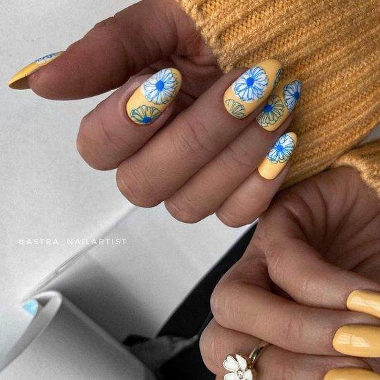 Весняний манікюр із квітами: актуальний дизайн