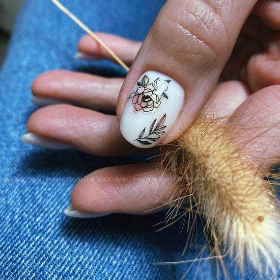 Весняний манікюр із квітами: актуальний дизайн