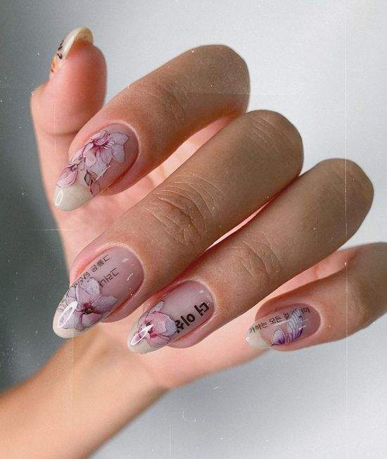 Весняний манікюр із квітами: актуальний дизайн