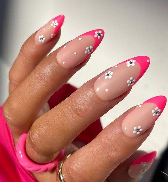 Весняний манікюр із квітами: актуальний дизайн