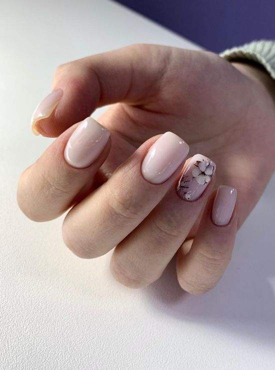 Весняний манікюр із квітами: актуальний дизайн