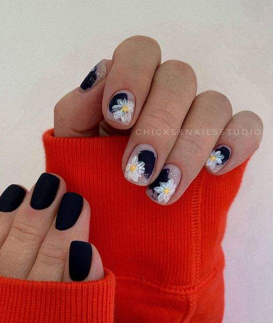 Весняний манікюр із квітами: актуальний дизайн