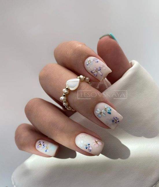 Весняний манікюр із квітами: актуальний дизайн