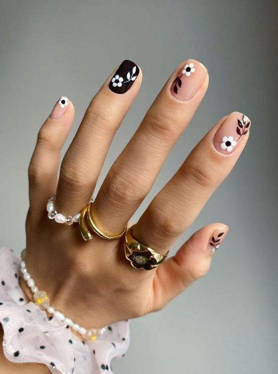 Весняний манікюр із квітами: актуальний дизайн