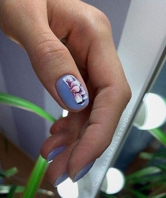 Весняний манікюр із квітами: актуальний дизайн