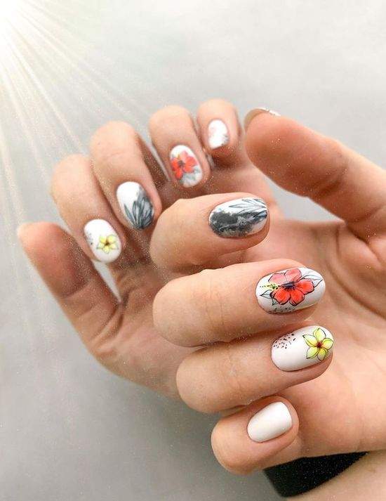Весняний манікюр із квітами: актуальний дизайн