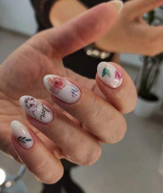 Весняний манікюр із квітами: актуальний дизайн