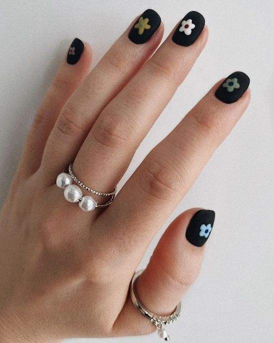 Весняний манікюр із квітами: актуальний дизайн