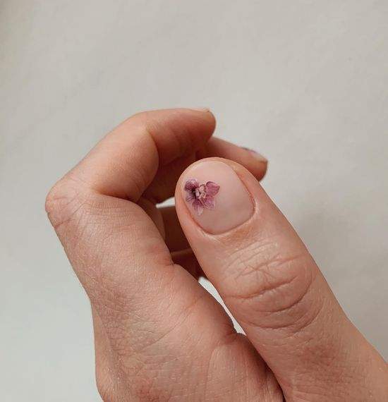 Весняний манікюр із квітами: актуальний дизайн